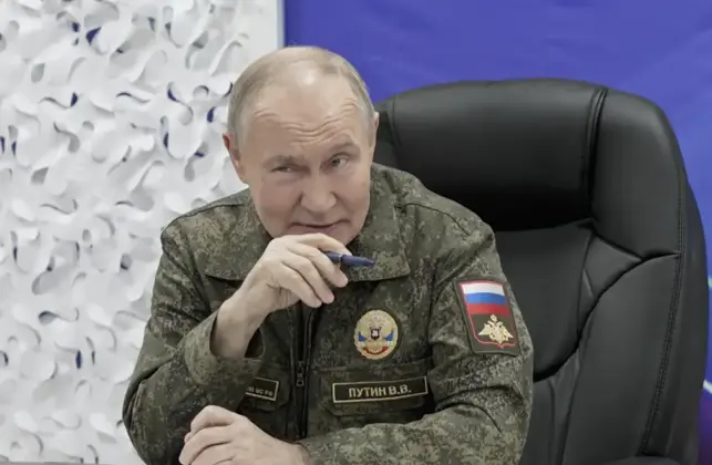FOTOGRAFÍA. MOSCÚ (RUSIA), 20 DE NOVIEMBRE DE 2025. Una imagen de distribución tomada de un video de distribución proporcionado por el Servicio de Prensa del Presidente de Rusia muestra al presidente ruso Vladimir Putin hablando durante su visita a un puesto de mando del grupo occidental del Ejército ruso en un lugar no divulgado, 20 de noviembre de 2025. (Rusia, Ucrania). Russian Presidential Press Service/Efe