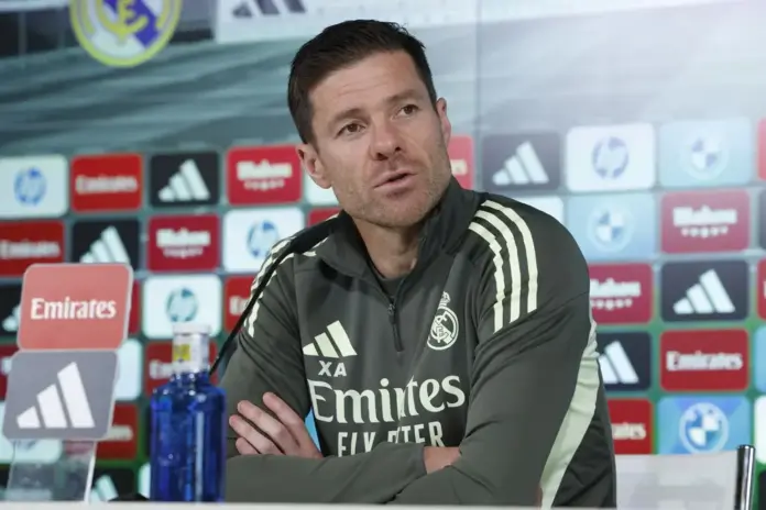 Real Madrid, Alonso, No solo depende de Mbappé FOTOGRAFÍA. VALDEBEDAS (COMUNIDAD DE MADRID) REINO DE ESPAÑA, 22 DE NOVIEMBRE DE 2025. El entrenador del Real Madrid, Xabi Alonso, durante la rueda de prensa tras el entrenamiento realizado este sábado en la Ciudad Deportiva de Valdebebas para preparar el partido de Liga de mañana frente al Elche. Efe