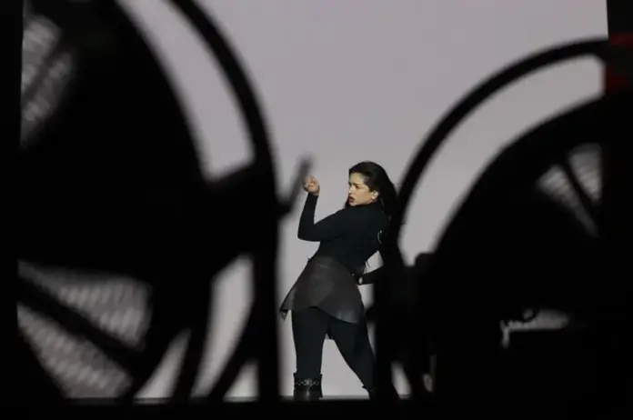 FOTOGRAFÍA. MADRID (REINO DE ESPAÑA, 17 DE NOVIEMBRE DE 2025. La cantautora, actriz, productora y empresaria española​, Rosalia Vila Tobella​ "Rosalía" se hizo este lunes con la triple corona de las listas españolas al figurar en la primera posición entre los álbumes de más éxito con Lux, también en su versión física en vinilo, y entre los sencillos más reproducidos con La perla, pero también con el resto de sus nuevas canciones. Efe