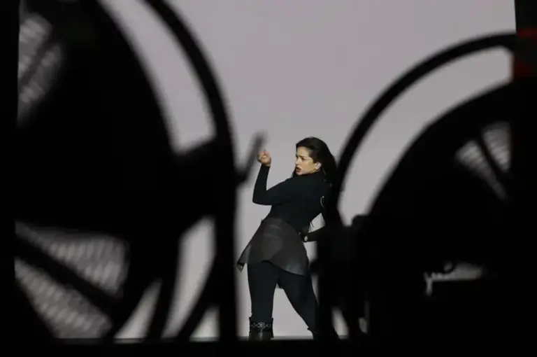 FOTOGRAFÍA. MADRID (REINO DE ESPAÑA, 17 DE NOVIEMBRE DE 2025. La cantautora, actriz, productora y empresaria española​, Rosalia Vila Tobella​ "Rosalía" se hizo este lunes con la triple corona de las listas españolas al figurar en la primera posición entre los álbumes de más éxito con Lux, también en su versión física en vinilo, y entre los sencillos más reproducidos con La perla, pero también con el resto de sus nuevas canciones. Efe