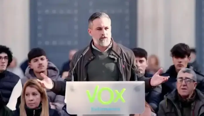 Salamanca, VOX, Pa España está atrapada entre una mafia y una estafa FOTOGRAFÍA. SALAMANCA (CASTILLA Y LEÓN) REINO DE ESPAÑA, 22 DE NOVIEMBRE DE 2025. El presidente de Patriots of Europe, líder de VOX y presidente del Grupo Parlamentario de VOX en el Congreso de los Diputados, Santiago Abascal Conde, participa en las Jornadas Interparlamentarias de VOX, en plaza de Los Bandos de Salamanca (castilla y León) completamente abarrotada. Lasvocesdelpueblo (Ñ Pueblo)