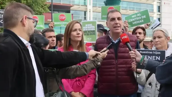 FOTOGRAFÍA. FUENLABRADA (COMUNIDAD DE MADRID) REINO DE ESPAÑA, 01 DE NOVERIMBRE DE 2025. El portavoz nacional en materia de Inmigración, Interior y Seguridad de VOX, Samuel Vázquez Álvarez, junto a la portavoz nacional de Agenda España de VOX, Isabel Pérez Moñino-Aranda (Isabel La Buena), registrados este sábado, 1 de noviembre de 2025, ante un centro de inmigrantes menores ilegales Menores Extranjeros No Acompañados (MENA) de Fuenlabrada. Lasvocesdelpueblo (Ñ Pueblo)