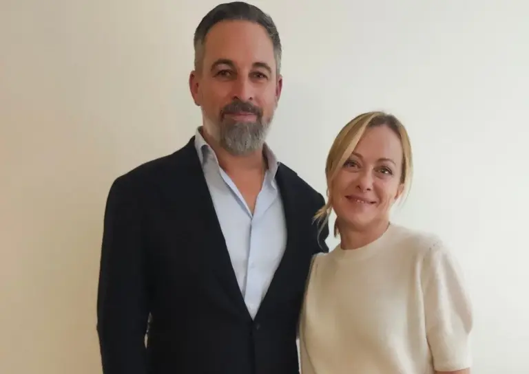 FOTOGRAFÍA. ROMA (ITALIA), 19 DE NOVIEMBRE DE 2025. El presidente de Patriots of Europe y líder nacional de VOX, Santiago Abascal Conde (i); registrado este miércoles junto a la líder de Fratelli d'Italia (FdI) y primer ministra de Italia, Giorgia Meloni (d). Lasvocesdelpueblo (Ñ Pueblo)