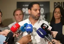 Garriga: «Han convertido nuestros barrios en centros de internamiento de extranjeros» FOTOGRAFÍA. MATARÓ (BARCELONA) CATALUÑA (REINO DE ESPAÑA), 09 DE NOVIEMBRE DE 2025. El secretario general de VOX, Ignacio Garriga Vaz de Conceçao, atiende a los medios de comunicación antes de participar en el acto público "Primero Nuestros Vecinos" en la capital de la comarca del Maresme, Mataró, provincia de Barcelona (Cataluña). Lasvocesdelpueblo (Ñ Pueblo)