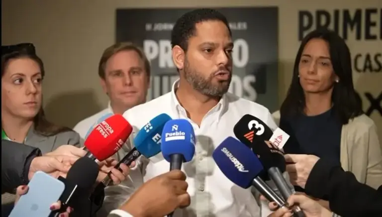 FOTOGRAFÍA. MATARÓ (BARCELONA) CATALUÑA (REINO DE ESPAÑA), 09 DE NOVIEMBRE DE 2025. El secretario general de VOX, Ignacio Garriga Vaz de Conceçao, atiende a los medios de comunicación antes de participar en el acto público "Primero Nuestros Vecinos" en la capital de la comarca del Maresme, Mataró, provincia de Barcelona (Cataluña). Lasvocesdelpueblo (Ñ Pueblo)