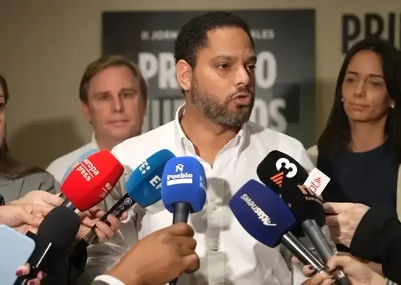 Garriga: «Han convertido nuestros barrios en centros de internamiento de extranjeros» FOTOGRAFÍA. MATARÓ (BARCELONA) CATALUÑA (REINO DE ESPAÑA), 09 DE NOVIEMBRE DE 2025. El secretario general de VOX, Ignacio Garriga Vaz de Conceçao, atiende a los medios de comunicación antes de participar en el acto público "Primero Nuestros Vecinos" en la capital de la comarca del Maresme, Mataró, provincia de Barcelona (Cataluña). Lasvocesdelpueblo (Ñ Pueblo)