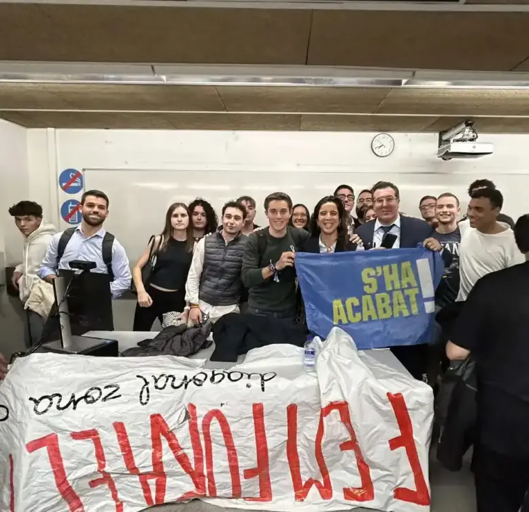 FOTOGRAFÍA. BARCELONA (CATALUÑA) REINO DE ESPAÑA, 03 DE NOVIEMBRE DE 2025. La asociación universitaria S'ha Acabat! (S'!) organizó este, 3 de noviembre, en la Facultad de Derecho de la Universidad de Barcelona, la presentación del libro Lepanto: Cuando España salvó a Europa, escrita por el profesor y politólogo argentino Marcelo Gullo, acompañada de una conferencia del propio autor. El acto, que fue moderado por la presidenta de la asociación, Andrea Llopart Gonzalo, y presentado por Marc Castellví. Lasvocesdelpueblo (Ñ Pueblo)