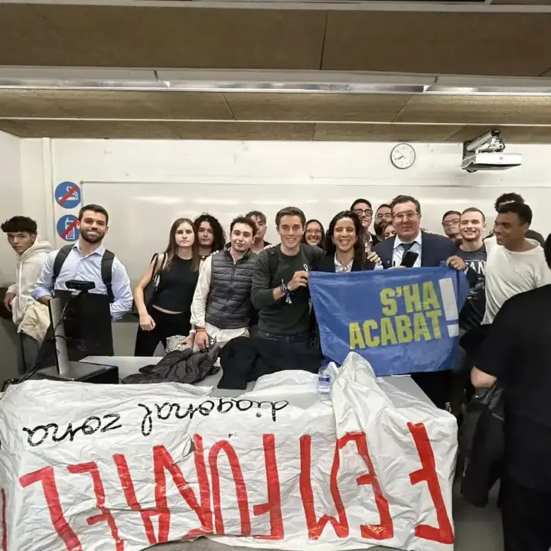 S’ha Acabat! y Gullo registran una gran asistencia en la Universidad de Barcelona FOTOGRAFÍA. BARCELONA (CATALUÑA) REINO DE ESPAÑA, 03 DE NOVIEMBRE DE 2025. La asociación universitaria S'ha Acabat! (S'!) organizó este, 3 de noviembre, en la Facultad de Derecho de la Universidad de Barcelona, la presentación del libro Lepanto: Cuando España salvó a Europa, escrita por el profesor y politólogo argentino Marcelo Gullo, acompañada de una conferencia del propio autor. El acto, que fue moderado por la presidenta de la asociación, Andrea Llopart Gonzalo, y presentado por Marc Castellví. Lasvocesdelpueblo (Ñ Pueblo)