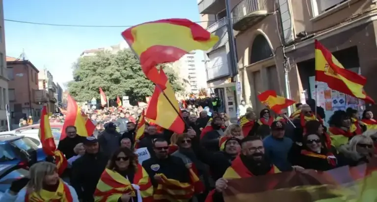 FOTOGRAFÍA. TERRASSA (BARCELONA) CATALUÑA (REINO DE ESPAÑA), 03 DE DICIEMBRE DE 2017. Los catalanes hacen historia en las calles del centro de Tarrasa (Barcelona) Comunidad autónoma de Cataluña en el primer acto festivo de Terrassa contra el separatismo que ha movilizado la mañana de este frío domingo a más de 2.000 personas, según fuentes de la organización a Lasvocesdelpueblo. El acto inició ante la Estación Norte de Renfe de Terrassa, pasado las 12:00 horas del mediodía bajo lema "Terrassa Por la Unidad (de España)". Lasvocesdelpueblo (Ñ Pueblo)