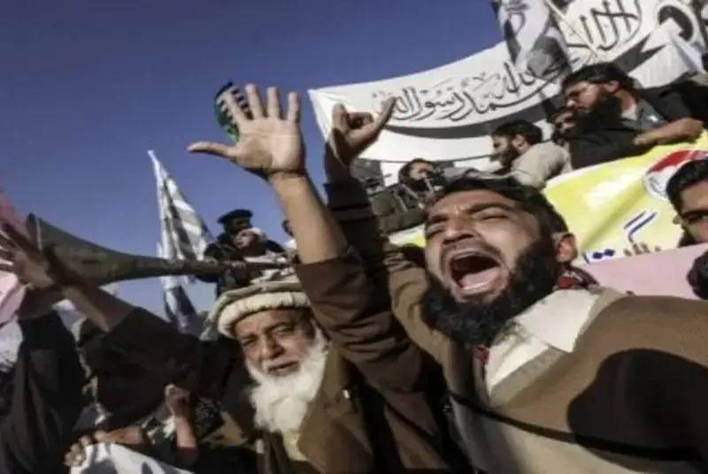 La JPE exige retirar «apoyo institucional y financiación» al islamismo en Cataluña FOTOGRAFÍA. ESTADOS UNIDOS DE AMÉRICA, AÑO 2017. Un grupo de musulmanes en Estados Unidos, furiosos por la restricción de entrada a Estados Unidos, por el nuevo Gobierno del presidente Donald Trump. Efe