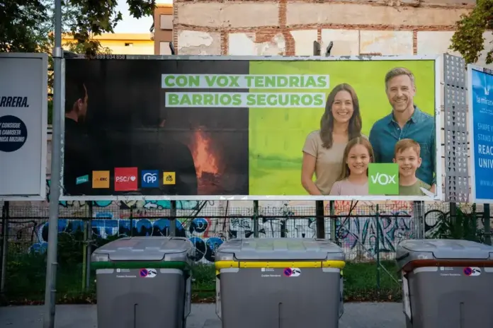 FOTOGRAFÍA. BARCELONA (CATALUÑA) REINO DE ESPAÑA, 11 DE NOVIEMBRE DE 2025. VOX lanza nueva campaña contra la violencia e inseguridad en Cataluña, vinculada a las políticas migratorias del Partido Popular (PP), Partido Socialista (PSOE/PSC) y separatismo (JxCat y ERC). La campaña incluye la instalación de vallas publicitarias con el mensaje "Con VOX tendrías barrios seguros" en distintos puntos del territorio catalán, así como una pegada de carteles en numerosos municipios con el mismo lema, con el objetivo de trasladar un mensaje de esperanza a todos los vecinos de Cataluña y erigirse como la única alternativa. Lasvocesdelpueblo (Ñ Pueblo)