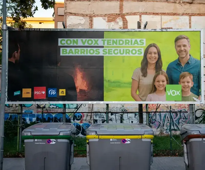 Una Cataluña empapelada señala a los «culpables» FOTOGRAFÍA. BARCELONA (CATALUÑA) REINO DE ESPAÑA, 11 DE NOVIEMBRE DE 2025. VOX lanza nueva campaña contra la violencia e inseguridad en Cataluña, vinculada a las políticas migratorias del Partido Popular (PP), Partido Socialista (PSOE/PSC) y separatismo (JxCat y ERC). La campaña incluye la instalación de vallas publicitarias con el mensaje "Con VOX tendrías barrios seguros" en distintos puntos del territorio catalán, así como una pegada de carteles en numerosos municipios con el mismo lema, con el objetivo de trasladar un mensaje de esperanza a todos los vecinos de Cataluña y erigirse como la única alternativa. Lasvocesdelpueblo (Ñ Pueblo)