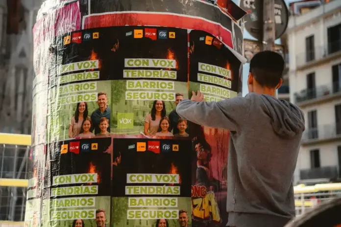 FOTOGRAFÍA. BARCELONA (CATALUÑA) REINO DE ESPAÑA, 11 DE NOVIEMBRE DE 2025. VOX lanza nueva campaña contra la violencia e inseguridad en Cataluña, vinculada a las políticas migratorias del Partido Popular (PP), Partido Socialista (PSOE/PSC) y separatismo (JxCat y ERC). La campaña incluye la instalación de vallas publicitarias con el mensaje "Con VOX tendrías barrios seguros" en distintos puntos del territorio catalán, así como una pegada de carteles en numerosos municipios con el mismo lema, con el objetivo de trasladar un mensaje de esperanza a todos los vecinos de Cataluña y erigirse como la única alternativa. Lasvocesdelpueblo (Ñ Pueblo)