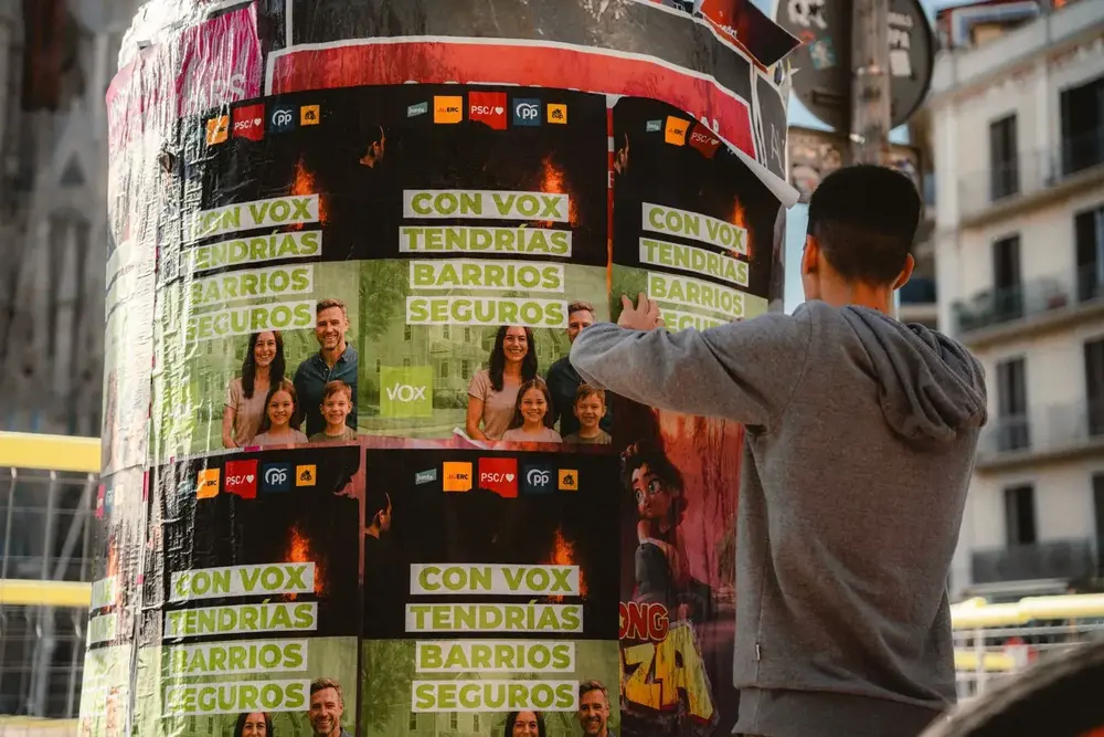 FOTOGRAFÍA. BARCELONA (CATALUÑA) REINO DE ESPAÑA, 11 DE NOVIEMBRE DE 2025. VOX lanza nueva campaña contra la violencia e inseguridad en Cataluña, vinculada a las políticas migratorias del Partido Popular (PP), Partido Socialista (PSOE/PSC) y separatismo (JxCat y ERC). La campaña incluye la instalación de vallas publicitarias con el mensaje "Con VOX tendrías barrios seguros" en distintos puntos del territorio catalán, así como una pegada de carteles en numerosos municipios con el mismo lema, con el objetivo de trasladar un mensaje de esperanza a todos los vecinos de Cataluña y erigirse como la única alternativa. Lasvocesdelpueblo (Ñ Pueblo)