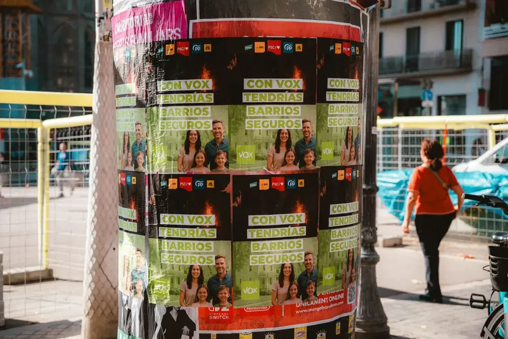 FOTOGRAFÍA. BARCELONA (CATALUÑA) REINO DE ESPAÑA, 11 DE NOVIEMBRE DE 2025. VOX lanza nueva campaña contra la violencia e inseguridad en Cataluña, vinculada a las políticas migratorias del Partido Popular (PP), Partido Socialista (PSOE/PSC) y separatismo (JxCat y ERC). La campaña incluye la instalación de vallas publicitarias con el mensaje "Con VOX tendrías barrios seguros" en distintos puntos del territorio catalán, así como una pegada de carteles en numerosos municipios con el mismo lema, con el objetivo de trasladar un mensaje de esperanza a todos los vecinos de Cataluña y erigirse como la única alternativa. Lasvocesdelpueblo (Ñ Pueblo)