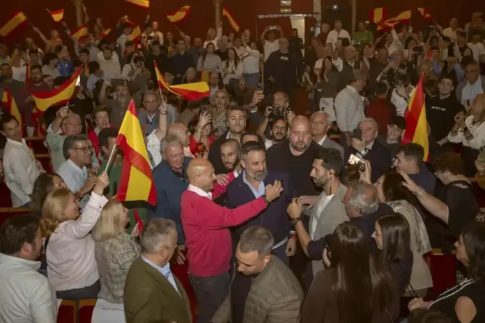VOX echará el resto para ganar las elecciones en Extremadura (2) FOTOGRAFÍA. CÁCERES (EXTREMADURA) REINO DE ESPAÑA, 03 DE NOVIEMBRE DE 2025. El presidente de VOX y de Patriots of Europe, Santiago Abascal Conde (c); junto al dirigente extremeño de VOX y diputado autonómico en el Parlamento de Extremadura, Óscar Fernández Calle, registrados este lunes en un acto abierto al público en Cáceres, con motivo del arranque de la precampaña electoral. Lasvocesdelpueblo (Ñ Pueblo)