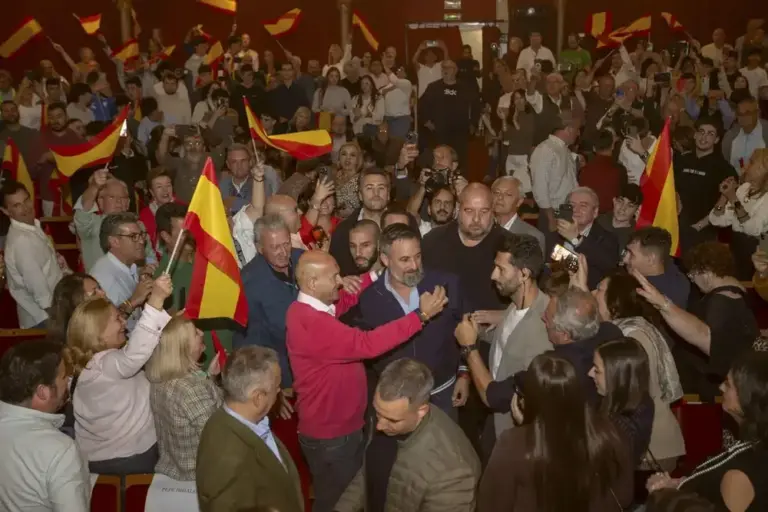 FOTOGRAFÍA. CÁCERES (EXTREMADURA) REINO DE ESPAÑA, 03 DE NOVIEMBRE DE 2025. El presidente de VOX y de Patriots of Europe, Santiago Abascal Conde (c); junto al dirigente extremeño de VOX y diputado autonómico en el Parlamento de Extremadura, Óscar Fernández Calle, registrados este lunes en un acto  abierto al público en Cáceres, con motivo del arranque de la precampaña electoral. Lasvocesdelpueblo (Ñ Pueblo)