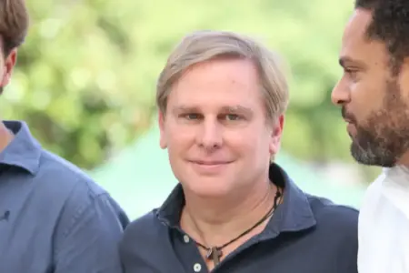 FOTOGRAFÍA. BARRIO DE BELLVITGE (HOSPITALET DE LLOBREGAT) BARCELONA (CATALUÑA) REINO DE ESPAÑA, 20 DE SPETIEMBRE DE 2025. Las cúpulas provinciales de VOX en la Comunidad Autónoma de Cataluña (Gerona de Alberto Tarradas Peneque, Tarragona con Sergio Macián de Greef, Lérida de Rafael Villafranca Mercé, y Barcelona de Joan Garriga Doménech (en el centro de la imagen) junto al poder local —en entre ello: el de Barcelona de Gonzalo de Oro-Pulido Plaza, el de Salou (Tarragona) de Ana Belén Rodríguez Ros; el de Palamós (Gerona) de Cristina Ruz Navarro; el de Gavá de Marco Cívico Morales, el de Viladecans de Josling Efigenia Montilva Peralta, y el de Tarrasa Alicia Tomás Martínez— y comarcal de la Resistencia verde han arropado este mediodía bajo calor y sol al secretario general del partido y presidente del Grupo parlamentario en el Parlamento de Cataluña, Ignacio Garriga Vaz de Conceiçao, en el gran acto de inicio de curso político 2025-2026 en una región catalana donde la formación de Santiago Abascal Conde de para de crecer y cosecharía hasta 15 escaños si se celebrase elecciones hoy en Cataluña, creciendo en 4 diputados de sus 11 actuales, según sondeos electorales. Bajo lema "Primero lo nuestros", los verdes han presentado la alternativa a la WOKE y migracionismo. Lasvocesdelpueblo (Ñ Pueblo)