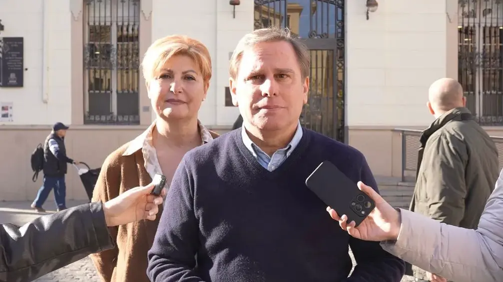 FOTOGRAFÍA. MOLLET DEL VALLÉS (BARCELONA) CATALUÑA (REINO DE ESPAÑA), 29 DE NOVIEMBRE DE 2025. El portavoz del Grupo Parlamentario de VOX en el Parlamento de Cataluña y presidente del Comité Ejecutivo Provincial (CEP) en la provincia de Barcelona, Joan Garriga Doménech (d); junto a la portavoz del Grupo Municipal de VOX en el Ayuntamiento de Mollet del Vallés, Guadalupe Santiago Coto (i); ha visitado la mañana de este sábado al municipio y ciudad española de la comarca del Vallés Occidental, Mollet del Vallés. Lasvocesdelpueblo (Ñ Pueblo)