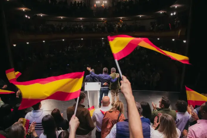 FOTOGRAFÍA. CÁCERES (EXTREMADURA) REINO DE ESPAÑA, 03 DE NOVIEMBRE DE 2025. El presidente de VOX y de Patriots of Europe, Santiago Abascal Conde (c); junto a los dirigentes extremeños de VOX: el diputado autonómico en el Parlamento de Extremadura, Óscar Fernández Calle (i); y del senador de VOX por Badajoz, Ángel Pelayo Gordillo (d); registrados este lunes en un acto  abierto al público en Cáceres, con motivo del arranque de la precampaña electoral de las Elecciones Extremadura 21D. Lasvocesdelpueblo (Ñ Pueblo)
