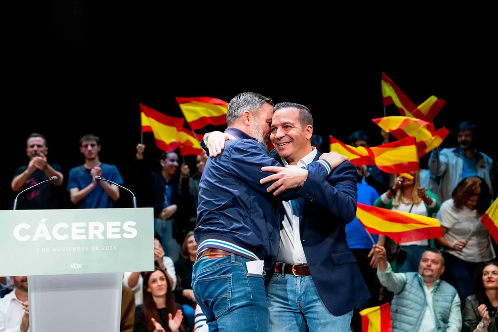 FOTOGRAFÍA. CÁCERES (EXTREMADURA) REINO DE ESPAÑA, 03 DE NOVIEMBRE DE 2025. El presidente de VOX y de Patriots of Europe, Santiago Abascal Conde (i); junto a los dirigentes extremeños de VOX: el diputado autonómico en el Parlamento de Extremadura, Óscar Fernández Calle (d); y del senador de VOX por Badajoz, Ángel Pelayo Gordillo (d); registrados este lunes en un acto  abierto al público en Cáceres, con motivo del arranque de la precampaña electoral de las Elecciones Extremadura 21D. Lasvocesdelpueblo (Ñ Pueblo)