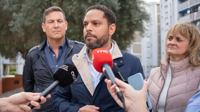 FOTOGRAFÍA. TARRAGONA (CATALUÑA) REINO DE ESPAÑA, 13 DE NOVIEMBRE DE 2025. El secretario general de VOX y presidente del Grupo Parlamentario en el Parlamento de Cataluña, Ignacio Garriga Vaz de Conceiçao (c); junto al líder provincial de VOX y portavoz adjunto del Grupo Parlamentario de VOX en el Parlamento de Cataluña, Sergio Macián de Greef (i); y la portavoz del Grupo Municipal de VOX en el Ayuntamiento de Tarragona y secretaria de VOX en Tarragona, Judith Gómez García (d); registrado este jueves durante unas declaraciones a la prensa desde la conflictiva barriada de Campclar (Tarragona). Lasvocesdelpueblo (Ñ Pueblo)