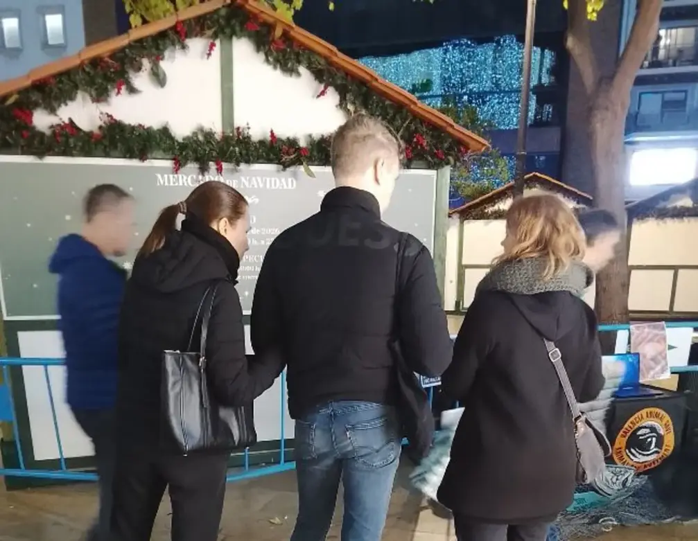 FOTOGRAFÍA. VALENCIA (COMUNIDAD VALENCIANA) REINO DE ESPAÑA, 22 DE NOVIEMBRE DE 2025. Grupo de activistas de la entidad animalista valenciana "València Animal Save" han mostrado carteles e imágenes relacionadas con la industria pesquera mediante pantallas durante una "línea silenciosa" en defensa de los "animales acuáticos" hoy plaza de la Virgen de Valencia. Lasvocesdelpueblo (Ñ Pueblo)