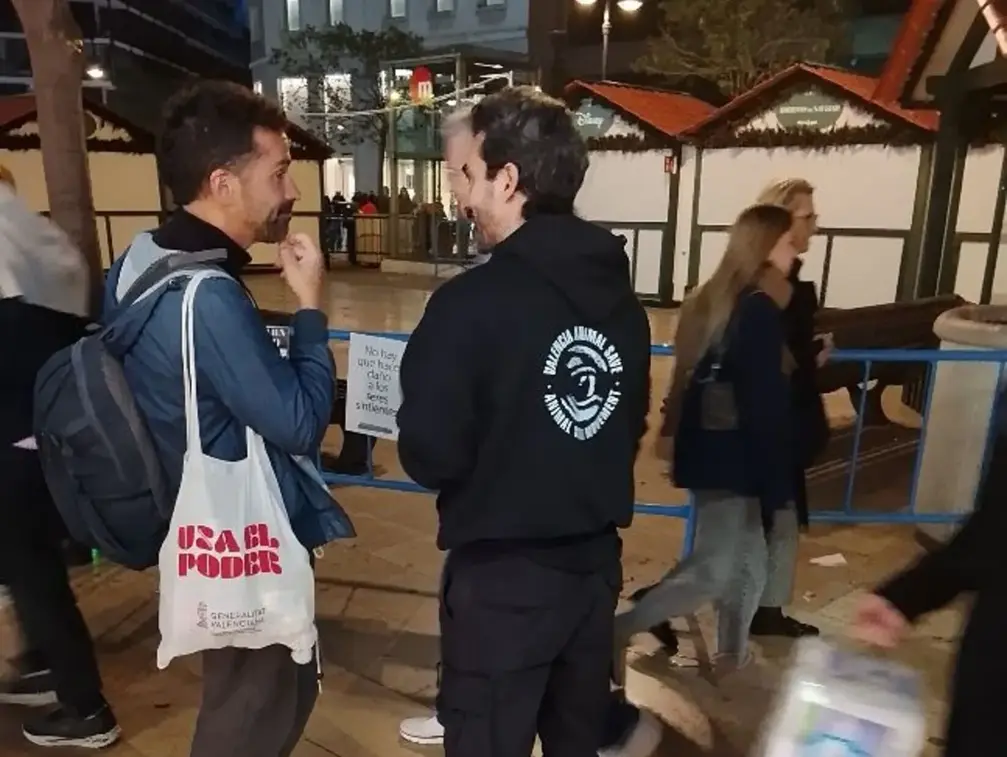 FOTOGRAFÍA. VALENCIA (COMUNIDAD VALENCIANA) REINO DE ESPAÑA, 22 DE NOVIEMBRE DE 2025. Grupo de activistas de la entidad animalista valenciana "València Animal Save" han mostrado carteles e imágenes relacionadas con la industria pesquera mediante pantallas durante una "línea silenciosa" en defensa de los "animales acuáticos" hoy plaza de la Virgen de Valencia. Lasvocesdelpueblo (Ñ Pueblo)