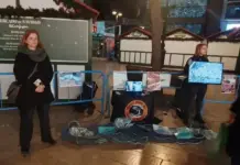 FOTOGRAFÍA. VALENCIA (COMUNIDAD VALENCIANA) REINO DE ESPAÑA, 22 DE NOVIEMBRE DE 2025. Grupo de activistas de la entidad animalista valenciana "València Animal Save" han mostrado carteles e imágenes relacionadas con la industria pesquera mediante pantallas durante una "línea silenciosa" en defensa de los "animales acuáticos" hoy plaza de la Virgen de Valencia. Lasvocesdelpueblo (Ñ Pueblo)