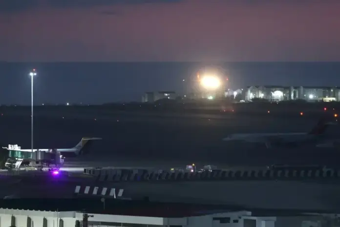 FOTOGRAFÍA. MAIQUETÍA (VENEZUELA), 22 DE NOVIEMBRE DE 2025. Detalle de una imagen que muestra aviones en la pista del aeropuerto internacional Simón Bolívar este sábado, en Maiquetía (Venezuela). Efe