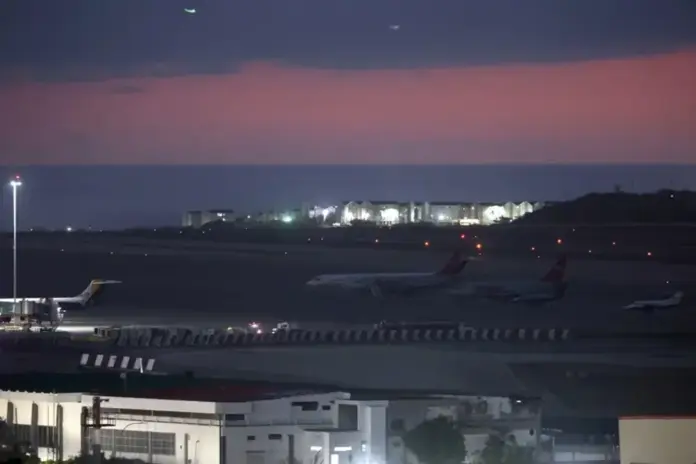 FOTOGRAFÍA. MAIQUETÍA (VENEZUELA), 22 DE NOVIEMBRE DE 2025. Detalle de una imagen que muestra aviones en la pista del aeropuerto internacional Simón Bolívar este sábado, en Maiquetía (Venezuela). Efe