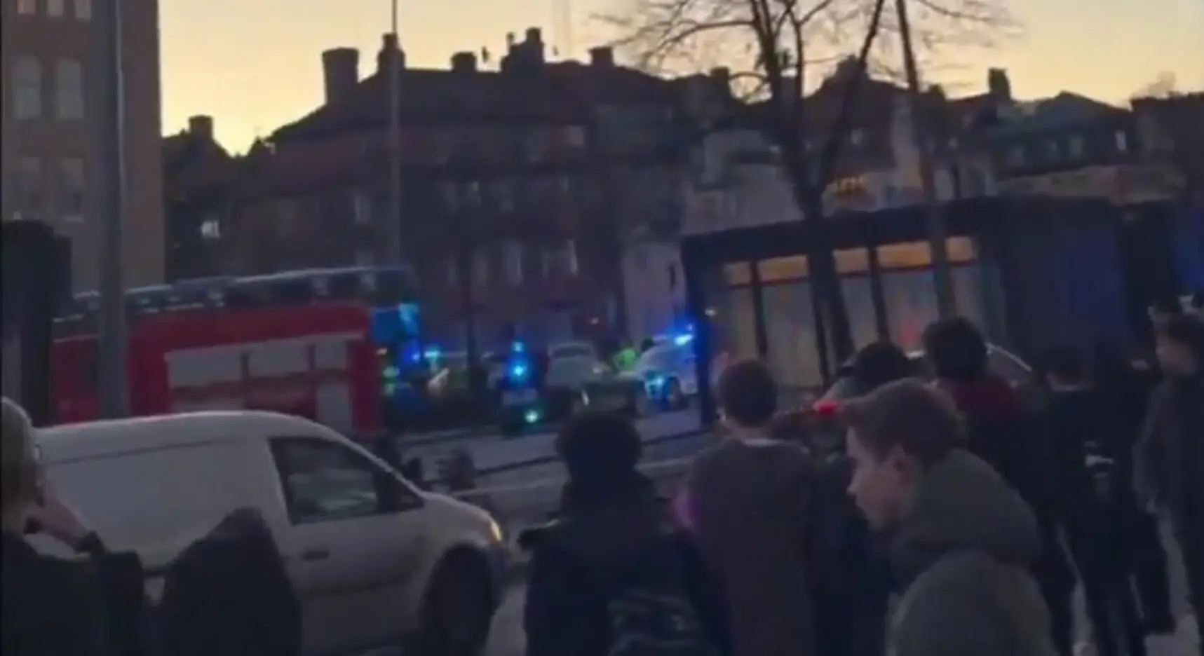 FOTOGRAFÍA. ESTCOLMO (SUECIA), 14 DE NOVIEMBRE DE 2025. La policía, las ambulancias y los servicios de emergencia inspeccionan el lugar de un choque de un autobús contra un refugio de autobuses en Ostermalm, Estocolmo, Suecia, 14 de noviembre de 2025. Captura vídeo de testigo/Lasvocesdelpueblo (Ñ Pueblo)
