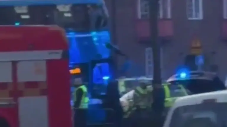 FOTOGRAFÍA. ESTCOLMO (SUECIA), 14 DE NOVIEMBRE DE 2025. La policía, las ambulancias y los servicios de emergencia inspeccionan el lugar de un choque de un autobús contra un refugio de autobuses en Ostermalm, Estocolmo, Suecia, 14 de noviembre de 2025. Captura vídeo de testigo/Lasvocesdelpueblo (Ñ Pueblo)