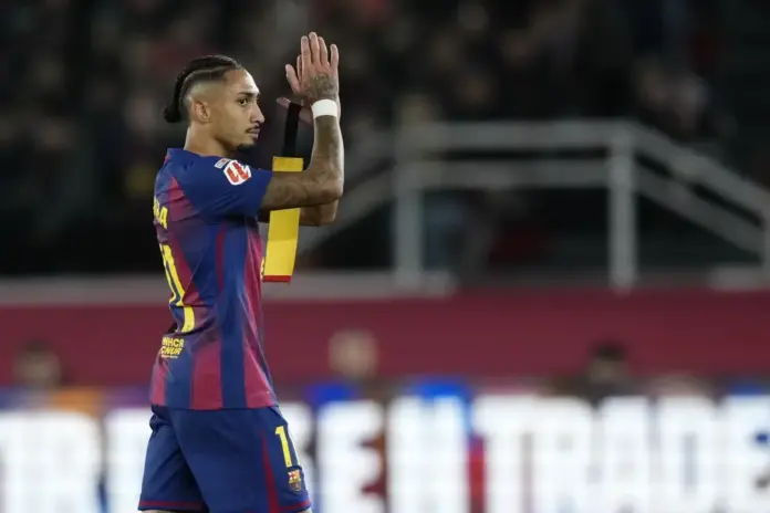 Victoria del Barça ante el Alavés (3-1) en su 126º aniversario (1) FOTOGRAFÍA. BARCELONA (CATALUÑA9 REINO D EESPAÑA, 29 DE NOVIEMBRE DE 2025. El delantero brasilero del Barcelona Raphinha abandona el terreno de juego durante el partido de LaLiga EA Sports, entre FC Barcelona y Deportivo Alavés, celebrado en el estadio Camp Nou de Barcelona. Efe