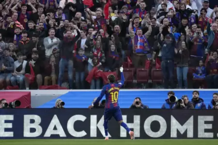 FOTOGRAFÍA. BARCELONA (CATALUÑA9 REINO D EESPAÑA, 29 DE NOVIEMBRE DE 2025. El delantero del Barcelona Lamine Yamal celebra tras anotar el primer gol del equipo durante el partido de LaLiga EA Sports, entre FC Barcelona y Deportivo Alavés, celebrado este sábado en el estadio Camp Nou de Barcelona. Efe