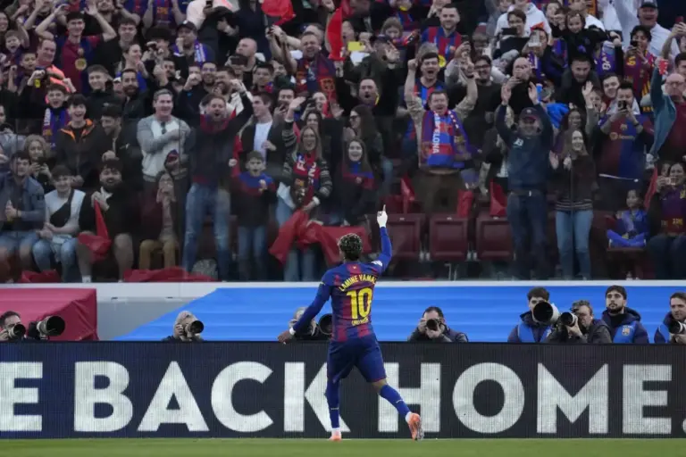 FOTOGRAFÍA. BARCELONA (CATALUÑA9 REINO D EESPAÑA, 29 DE NOVIEMBRE DE 2025. El delantero del Barcelona Lamine Yamal celebra tras anotar el primer gol del equipo durante el partido de LaLiga EA Sports, entre FC Barcelona y Deportivo Alavés, celebrado este sábado en el estadio Camp Nou de Barcelona. Efe