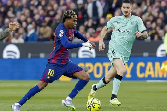 FOTOGRAFÍA. BARCELONA (CATALUÑA) REINO DE ESPAÑA, 22 DE NOVIEMBRE DE 2025. El delantero del Barcelona Lamine Yamal (i) controla el balón ante el centrocampista del Athletic Oihan Sancet durante el partido de LaLiga entre el Barcelona y el Athletic Club, este sábado en el Camp Nou. Efe