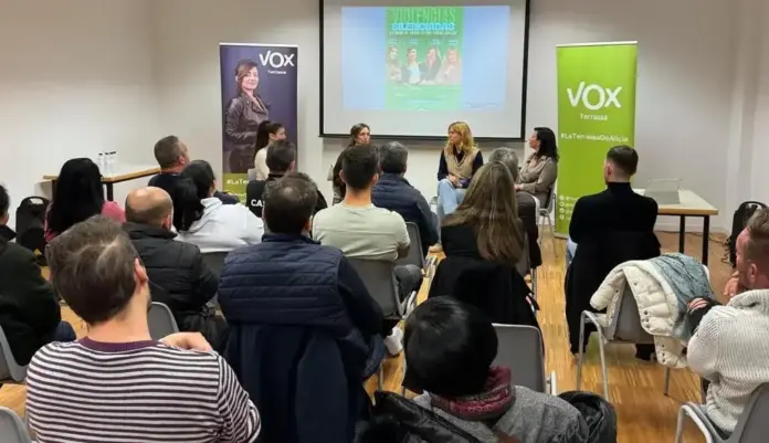 FOTOGRAFÍA. TARRASA (BARCELONA) CATALUÑA (REINO DE ESPAÑA), 25 DE NOVIEMBRE DE 2025. El Casal Cívic de Can n'Aurell de Tarrasa, municipio de la Comarca del Vallés Occidental, en la provincia de Barcelona (Cataluña), acoge una conferencia organizada por la agrupación local de VOX en Tarrasa, bajo lema "Violencias silenciadas. Es hora de decir lo que otras callan". Participaron la portavoz del Grupo Municipal de VOX en el Ayuntamiento de Tarrasa, Alicia Tomás Martínez; una abogada especializada en violencia intrafamiliar; y dos testigos de mujeres egarenses víctimas de violencia en manos de sus parejas. Lasvocesdelpueblo (Ñ Pueblo)