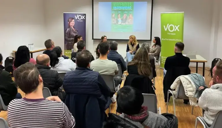 FOTOGRAFÍA. TARRASA (BARCELONA) CATALUÑA (REINO DE ESPAÑA), 25 DE NOVIEMBRE DE 2025. El Casal Cívic de Can n'Aurell de Tarrasa, municipio de la Comarca del Vallés Occidental, en la provincia de Barcelona (Cataluña), acoge una conferencia organizada por la agrupación local de VOX en Tarrasa, bajo lema "Violencias silenciadas. Es hora de decir lo que otras callan". Participaron la portavoz del Grupo Municipal de VOX en el Ayuntamiento de Tarrasa, Alicia Tomás Martínez; una abogada especializada en violencia intrafamiliar; y dos testigos de mujeres egarenses víctimas de violencia en manos de sus parejas. Lasvocesdelpueblo (Ñ Pueblo)