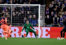 El Barça evidencia sus debilidades defensivas ante el Brujas (3-3) FOTOGRAFÍA. BRUJAS (BÉLGICA), 05 DE NOVIEMBRE DE 2025. El jugador del Brujas Carlos Forbs (d) logra un gol durante el partido de la cuarta jornada de la UEFA Champions League que han jugado Club Brugge KV y FC Barcelona,en Brujas. Efe