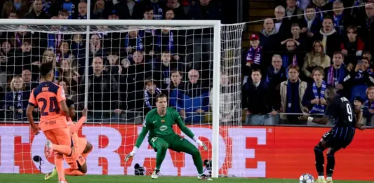 FOTOGRAFÍA. BRUJAS (BÉLGICA), 05 DE NOVIEMBRE DE 2025. El jugador del Brujas Carlos Forbs (d) logra un gol durante el partido de la cuarta jornada de la UEFA Champions League que han jugado Club Brugge KV y FC Barcelona,en Brujas. Efe