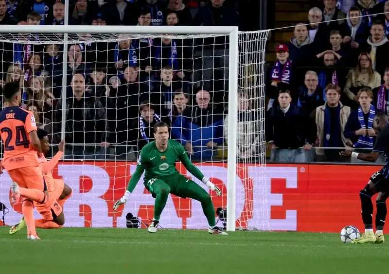 El Barça evidencia sus debilidades defensivas ante el Brujas (3-3) FOTOGRAFÍA. BRUJAS (BÉLGICA), 05 DE NOVIEMBRE DE 2025. El jugador del Brujas Carlos Forbs (d) logra un gol durante el partido de la cuarta jornada de la UEFA Champions League que han jugado Club Brugge KV y FC Barcelona,en Brujas. Efe