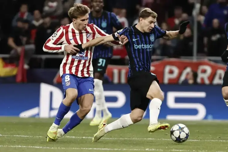 FOTOGRAFÍA. MADRID (REINO DE ESPAÑA), 26 DE NOVIEMBRE DE 2025. El centrocampista del Inter, Nicoló Barella (d), pelea un balón con el centrocampista del Atlético de Madrid Pablo Barrios durante el partido de la Liga de Campeones que Atlético de Madrid e Inter de Milán disputan este miércoles en el estadio Metropolitano. Efe