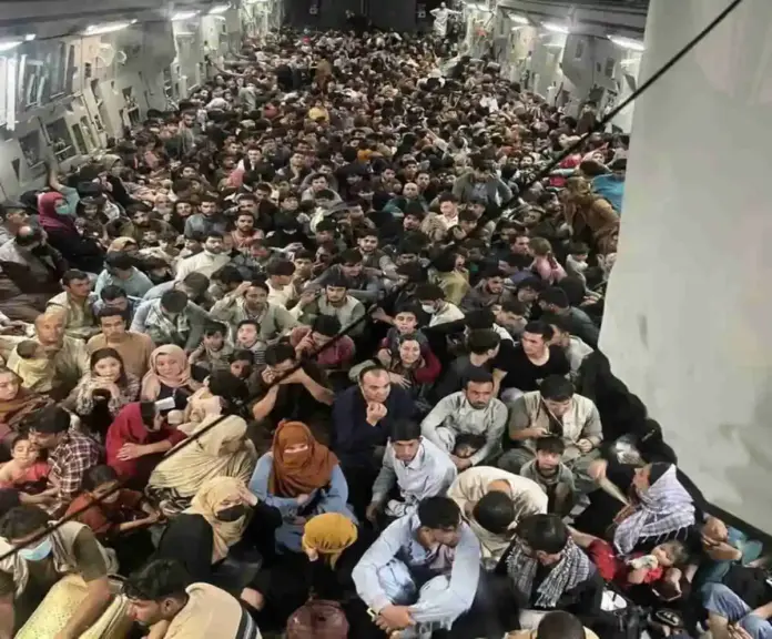 FOTOGRAFÍA. KABUL (AFGANISTÁN), 26 DE AGOSTO DE 2021. La Administración migracionista y globalista de Joe Biden y Kamala Harris evacua masivamente y si control ninguno a los islamistas afganos de Kabul en un avión de las Fuerzas Armadas de los Estados Unidos de America (EEUU) rumbo a EEUU después de renunciar a la protección de la capital de Afganistán ante la toma inminente de la ciudad por los Talibanes, que ya estarían en las puertas de la Kabul. WASHINGTON (EEUU), 27 DE NOVIEMBRE DE 2025. 4 años después, uno de los varios miles de fake "refugiados" evacuado de Kabul, el terrorista Rahmanullah Lakanwal, abre fuego contra los soldados de la Guardia Nacional de EEUU cerca de la Casa Blanca, deja muy malheridos a dos entre ellos -una ya ha muerto en el Hospital-. El mandatario de la actual 47ª Administración, Donald John Trump, promete expulsarlos todos del país y desnaturalizar a los nacionalizados y devolverlos a su tierra: "Esto es parte del horrendo puente aéreo desde Afganistán". "Cientos de miles de personas llegaron a nuestro país sin ningún tipo de control ni verificación". "Lo solucionaremos, pero nunca olvidaremos lo que el corrupto Joe Biden y sus matones le hicieron a nuestro país", puntualiza el presidente Trump. Donald John Trump/Truth Social (@realDonaldTrump)/Lasvocesdelpueblo (Ñ Pueblo) 