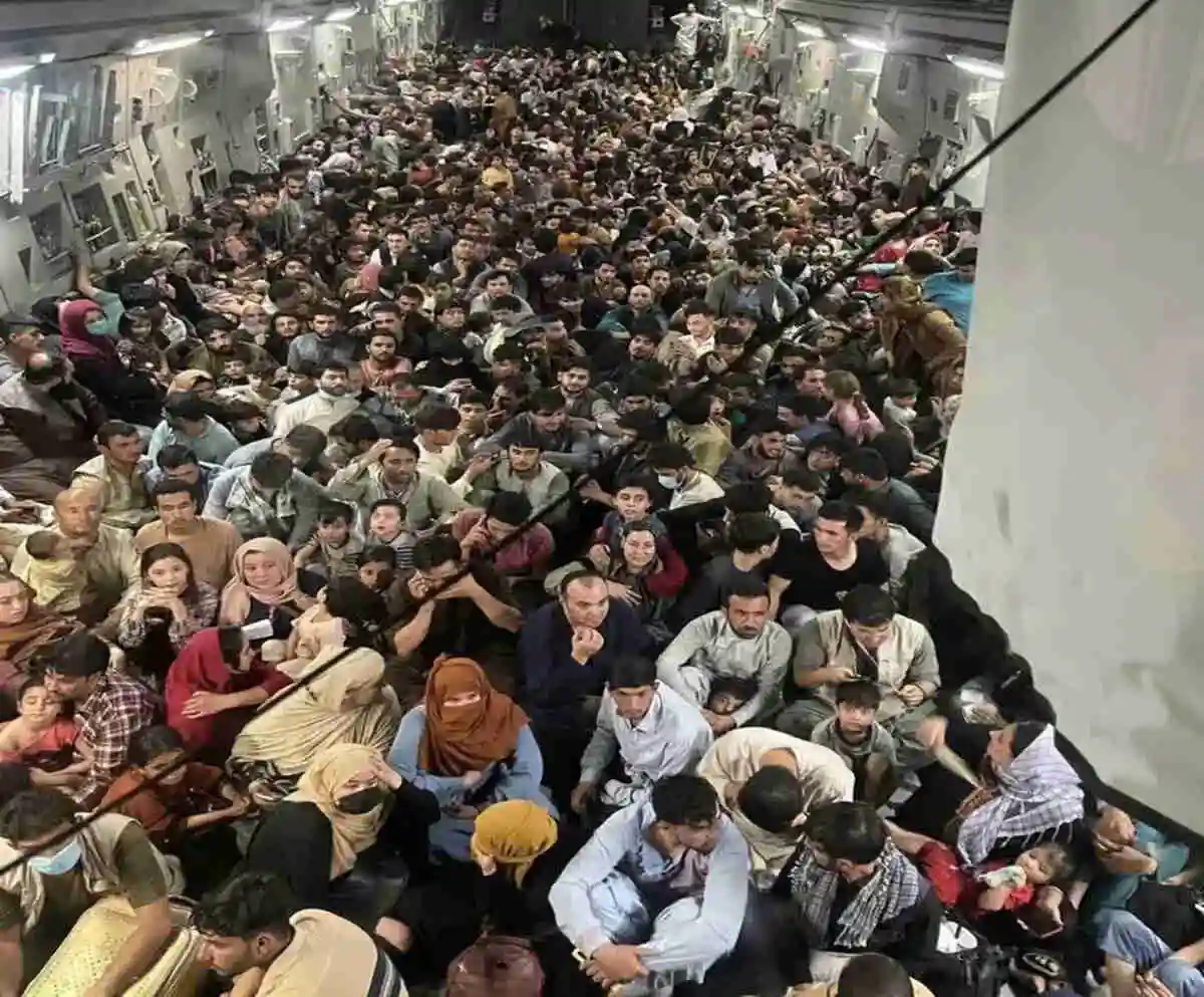 FOTOGRAFÍA. KABUL (AFGANISTÁN), 26 DE AGOSTO DE 2021. La Administración migracionista y globalista de Joe Biden y Kamala Harris evacua masivamente y si control ninguno a los islamistas afganos de Kabul en un avión de las Fuerzas Armadas de los Estados Unidos de America (EEUU) rumbo a EEUU después de renunciar a la protección de la capital de Afganistán ante la toma inminente de la ciudad por los Talibanes, que ya estarían en las puertas de la Kabul. WASHINGTON (EEUU), 27 DE NOVIEMBRE DE 2025. 4 años después, uno de los varios miles de fake "refugiados" evacuado de Kabul, el terrorista Rahmanullah Lakanwal, abre fuego contra los soldados de la Guardia Nacional de EEUU cerca de la Casa Blanca, deja muy malheridos a dos entre ellos -una ya ha muerto en el Hospital-. El mandatario de la actual 47ª Administración, Donald John Trump, promete expulsarlos todos del país y desnaturalizar a los nacionalizados y devolverlos a su tierra: "Esto es parte del horrendo puente aéreo desde Afganistán". "Cientos de miles de personas llegaron a nuestro país sin ningún tipo de control ni verificación". "Lo solucionaremos, pero nunca olvidaremos lo que el corrupto Joe Biden y sus matones le hicieron a nuestro país", puntualiza el presidente Trump. Donald John Trump/Truth Social (@realDonaldTrump)/Lasvocesdelpueblo (Ñ Pueblo) 
