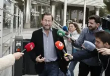 Caso Fontaneros PSOE| El fiscal «no sabe quién está detrás» de su «intento de soborno» FOTOGRAFÍA. MADRID (REINO DE ESPAÑA), 04 DE NOVIEMBRE DE 2025. El fiscal José Grinda quien junto al también fiscal Ignacio Stampa, denunciaron intentos de soborno de Leire Díez, a su salida de los Juzgados de Plaza de Castilla donde este miércoles ha declarado como testigo ante el juez que investiga a la exmilitante del PSOE por sus supuestas maniobras contra la Fiscalía, la UCO de la Guardia Civil y algún juez. Efe