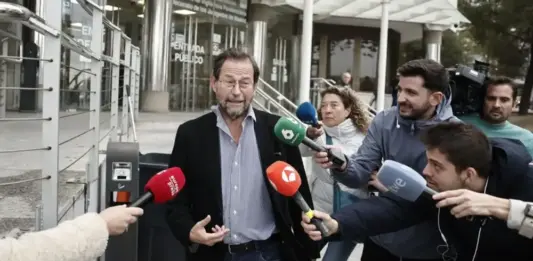 FOTOGRAFÍA. MADRID (REINO DE ESPAÑA), 04 DE NOVIEMBRE DE 2025. El fiscal José Grinda quien junto al también fiscal Ignacio Stampa, denunciaron intentos de soborno de Leire Díez, a su salida de los Juzgados de Plaza de Castilla donde este miércoles ha declarado como testigo ante el juez que investiga a la exmilitante del PSOE por sus supuestas maniobras contra la Fiscalía, la UCO de la Guardia Civil y algún juez. Efe