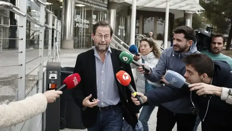 FOTOGRAFÍA. MADRID (REINO DE ESPAÑA), 04 DE NOVIEMBRE DE 2025. El fiscal José Grinda quien junto al también fiscal Ignacio Stampa, denunciaron intentos de soborno de Leire Díez, a su salida de los Juzgados de Plaza de Castilla donde este miércoles ha declarado como testigo ante el juez que investiga a la exmilitante del PSOE por sus supuestas maniobras contra la Fiscalía, la UCO de la Guardia Civil y algún juez. Efe