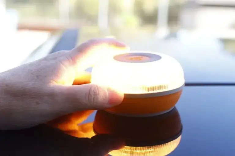 FOTOGRAFÍA. MADRID (REINO DE ESPAÑA), 25 DE NOVIEMBRE DE 2025. BALIZAS V 16 CARRETERAS. La señal luminosa V-16, que reemplaza a los tradicionales triángulos de emergencia y que estará conectada a la Dirección General de Tráfico (DGT), será obligatoria desde el 1 de enero, una medida que busca reducir el riesgo de atropellos. Efe