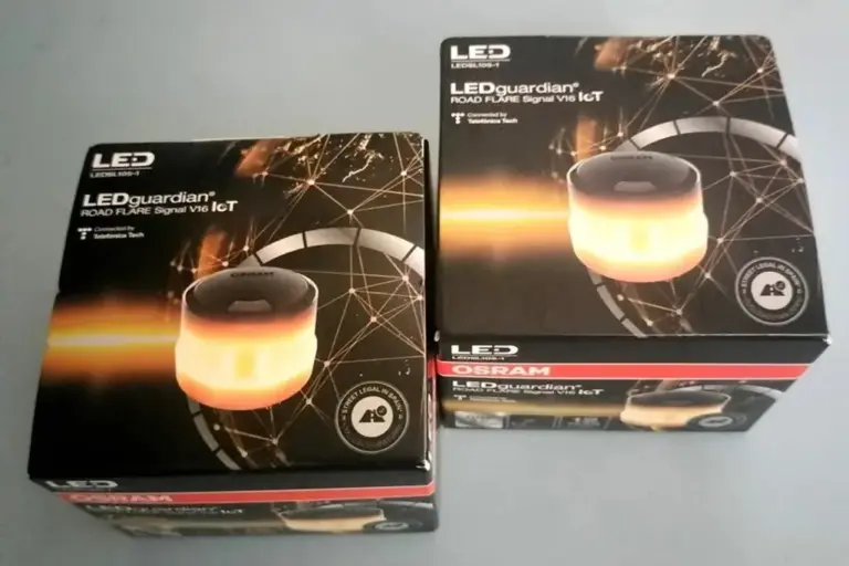 FOTOGRAFÍA. MADRID (REINO DE ESPAÑA), 25 DE NOVIEMBRE DE 2025. BALIZAS V 16 CARRETERAS. La señal luminosa V-16, que reemplaza a los tradicionales triángulos de emergencia y que estará conectada a la Dirección General de Tráfico (DGT), será obligatoria desde el 1 de enero, una medida que busca reducir el riesgo de atropellos. Efe